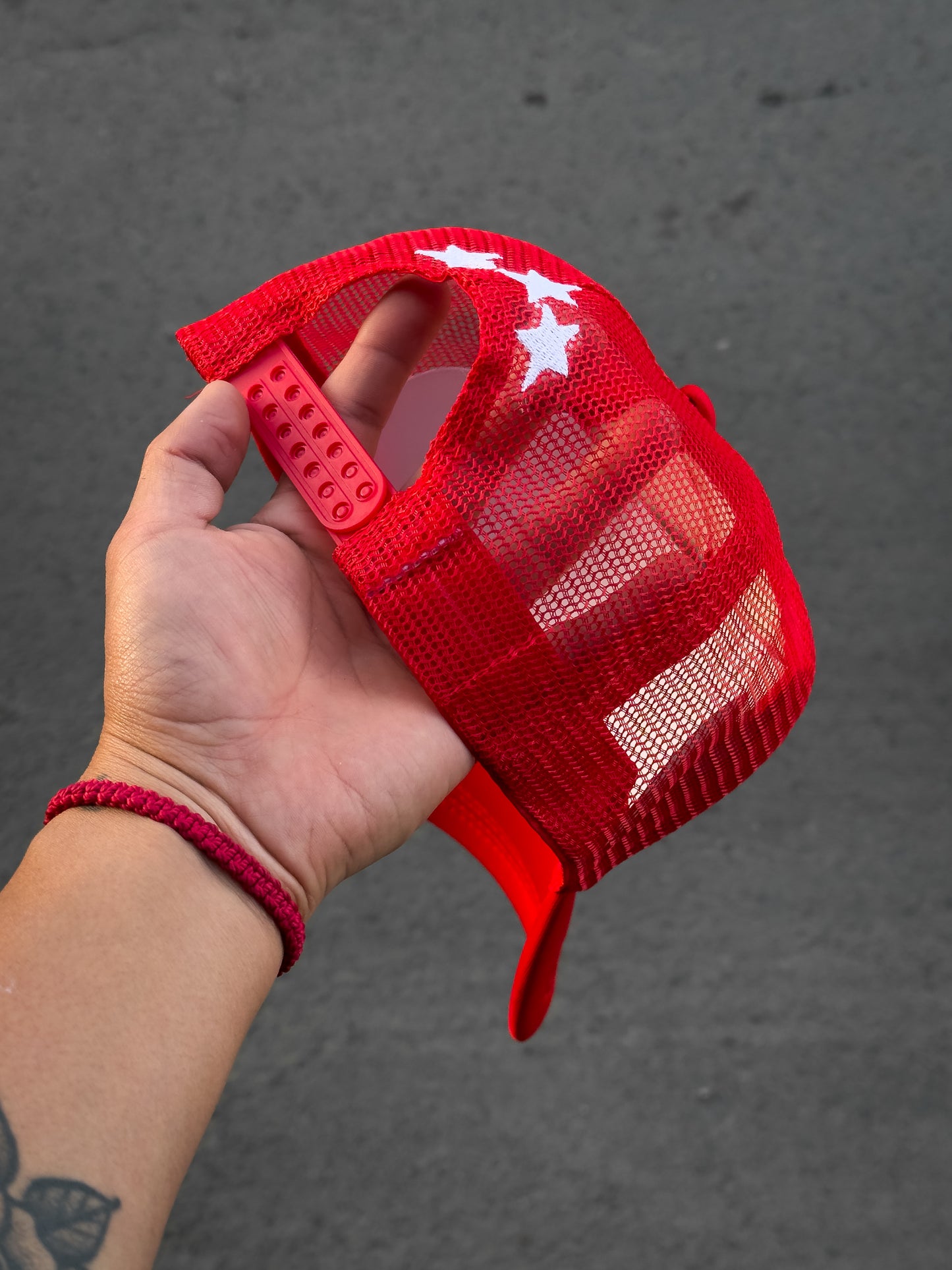 R Trucker hat roja