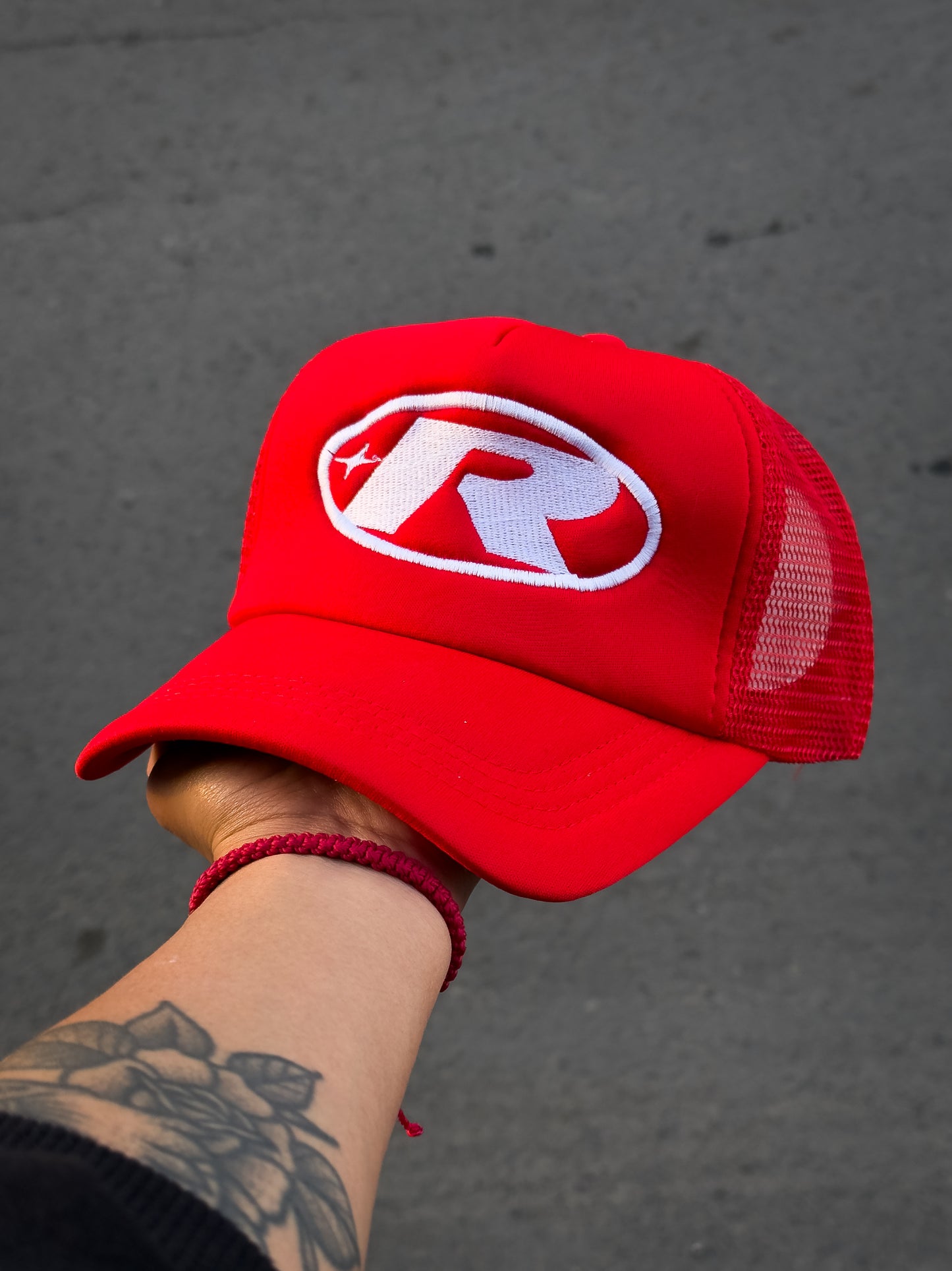 R Trucker hat roja