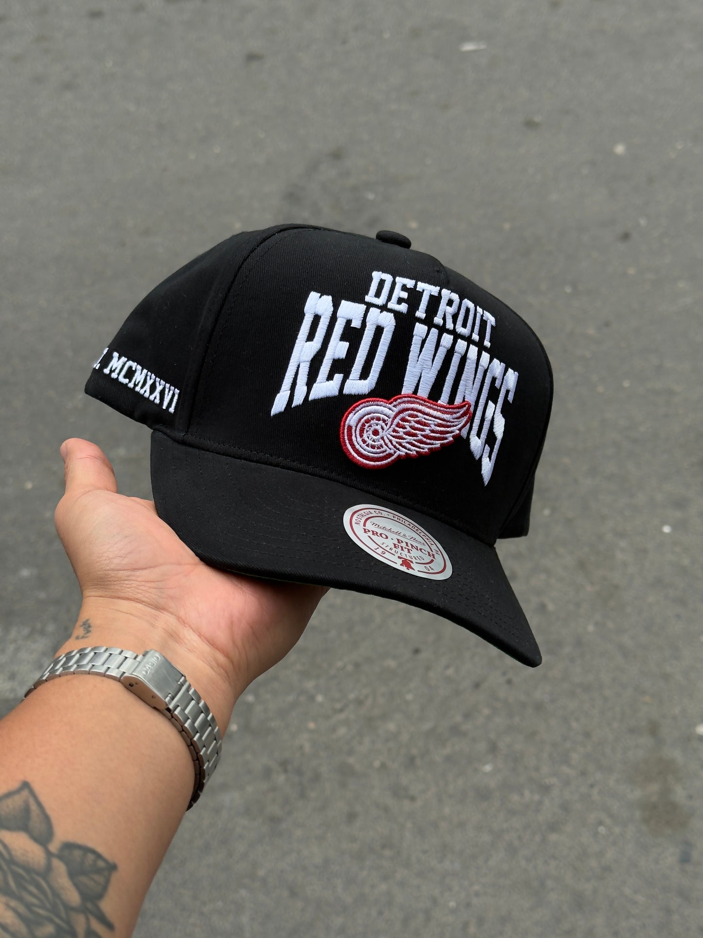 MITCHELL & NESS DETROIT RED WINGS BLACK PRO PINCH FIT SNAPBACK