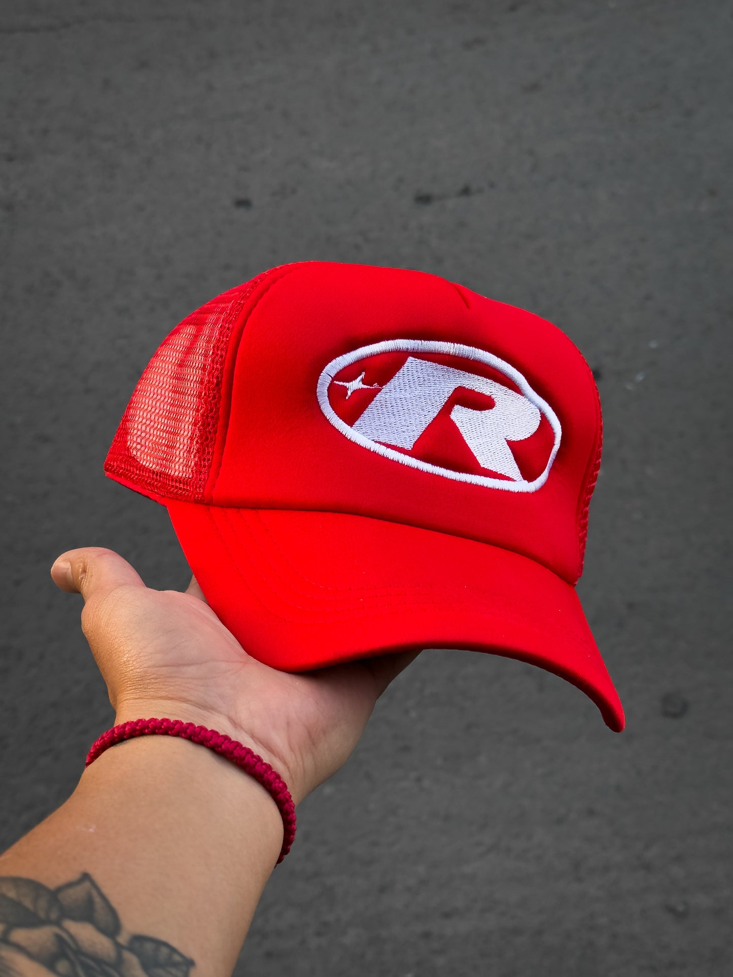 R Trucker hat roja